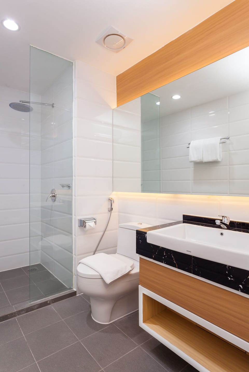 Deluxe Room, 1 Bedroom | Bathroom | Shower, slippers, towels, soap
