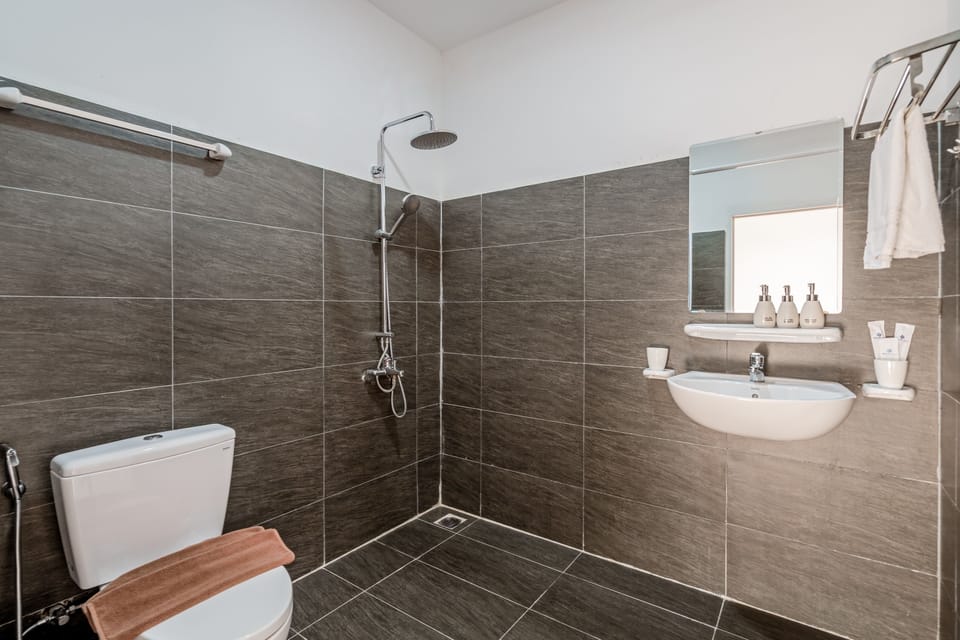 Standard Room | Bathroom | Rainfall showerhead, free toiletries, hair dryer, slippers