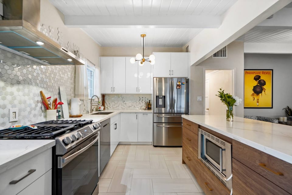Modern Kitchen w Full Amenities Dishwasher, Microwave, Coffee Maker, Toaster Oven plus More!