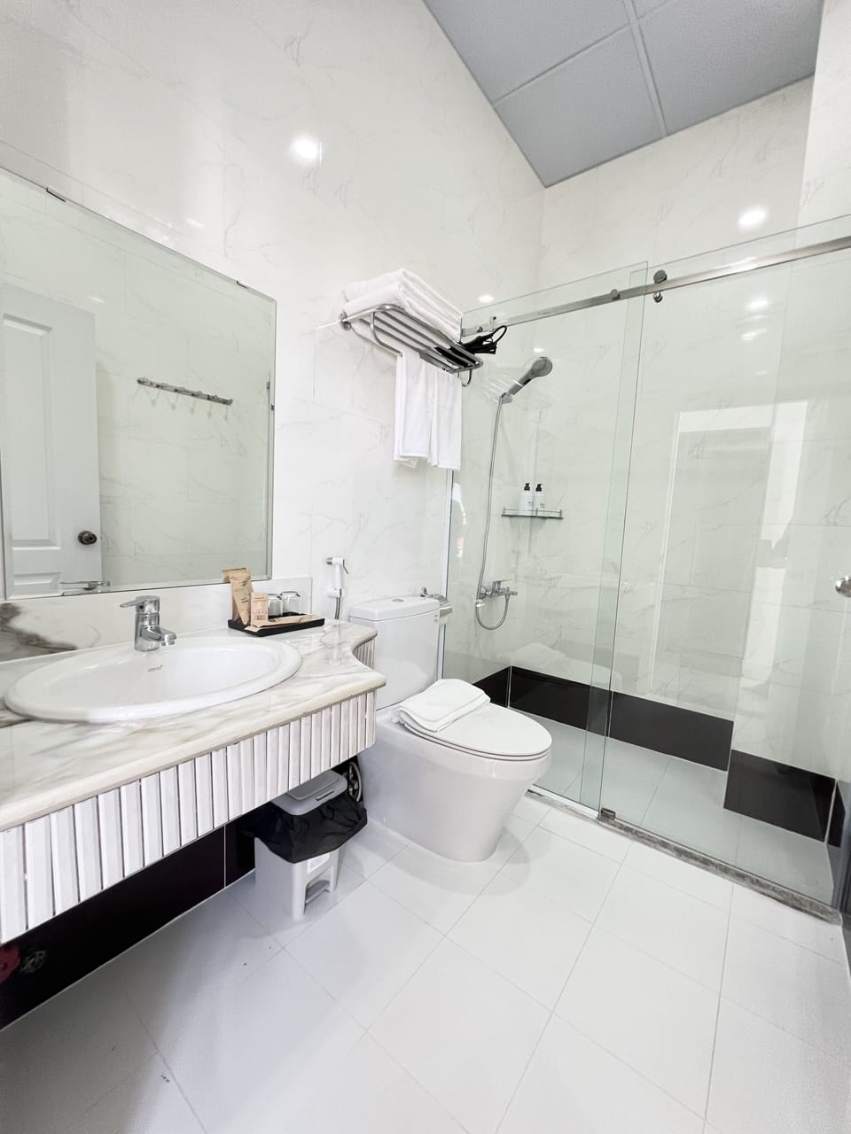 Executive Double Room | Bathroom | Shower, hydromassage showerhead, designer toiletries, hair dryer