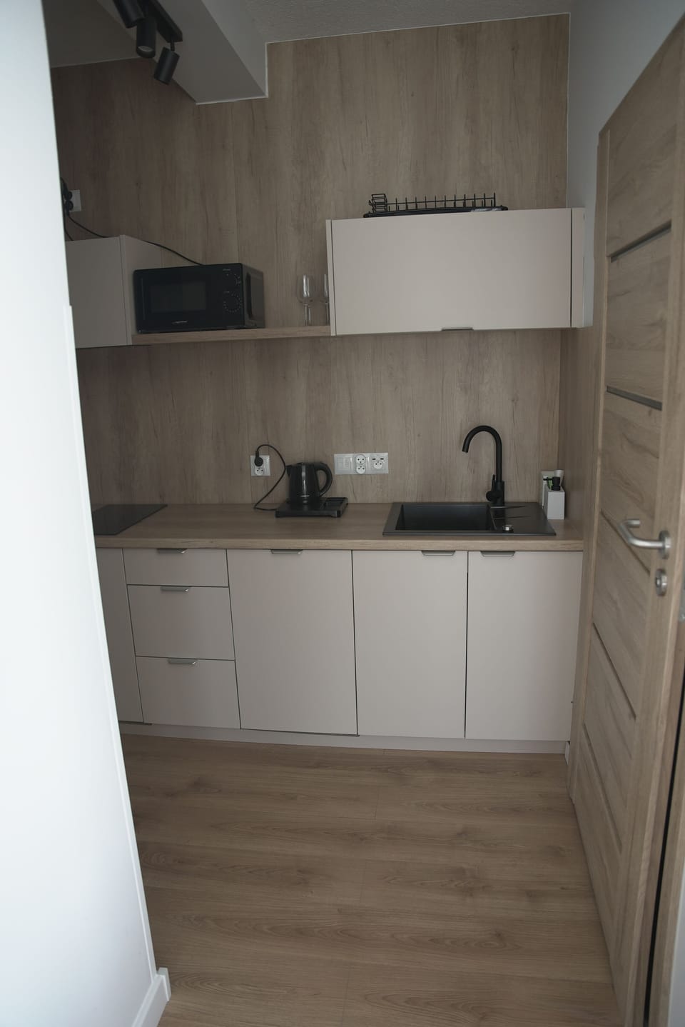 Classic Studio Suite | Private kitchenette | Mini-fridge, stovetop, dishwasher, electric kettle