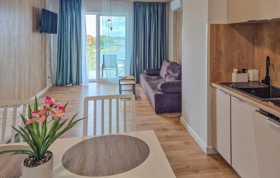Comfort Suite, 1 Bedroom, Ensuite, Lake View | Individually decorated, iron/ironing board, free WiFi, bed sheets