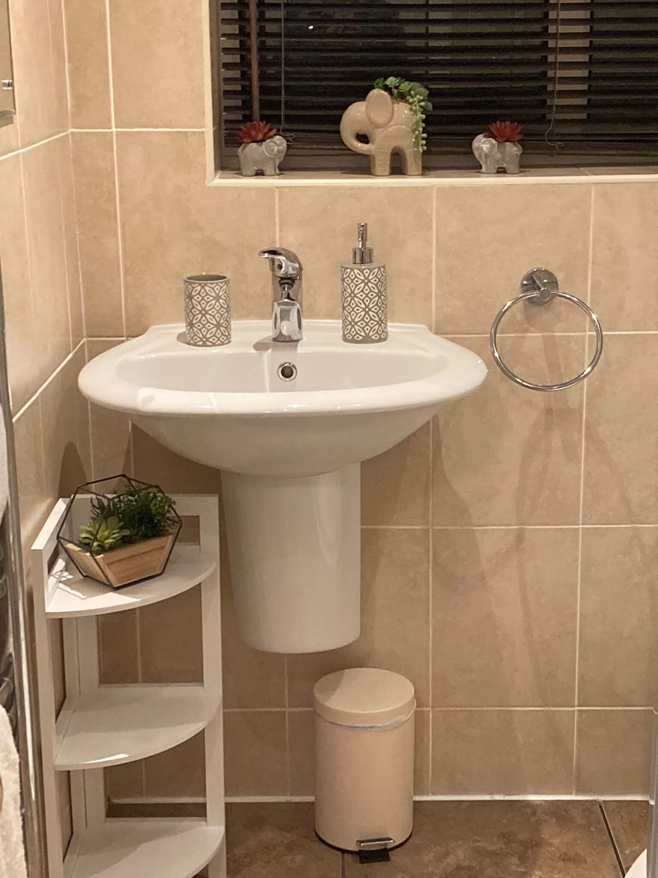Flat 1 Bathroom