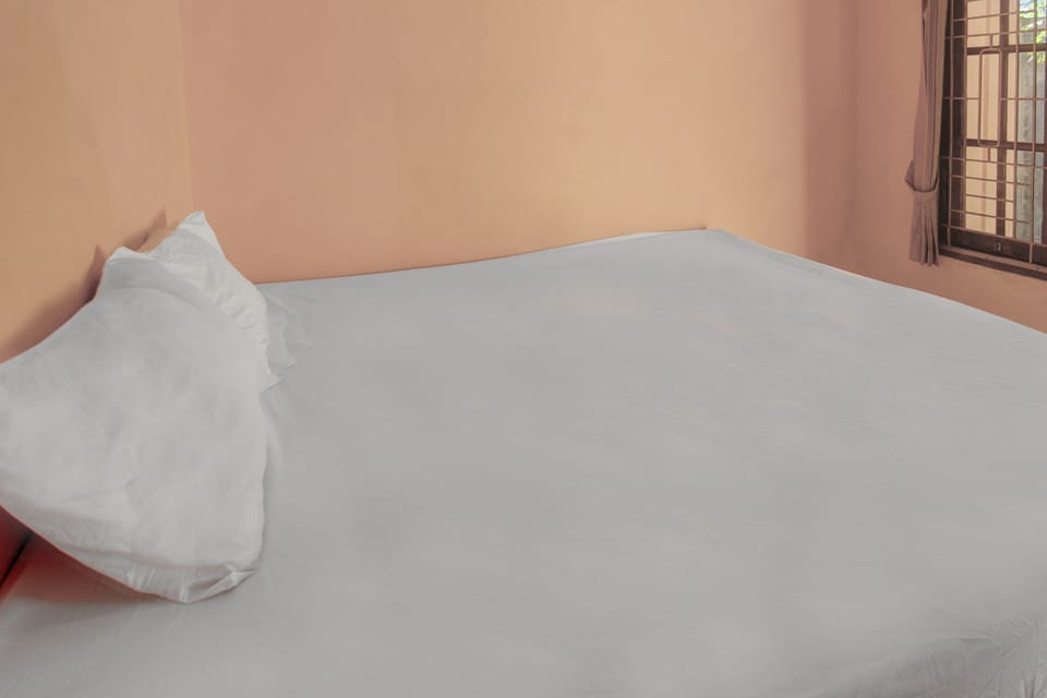 Standard Double Room | Desk, bed sheets