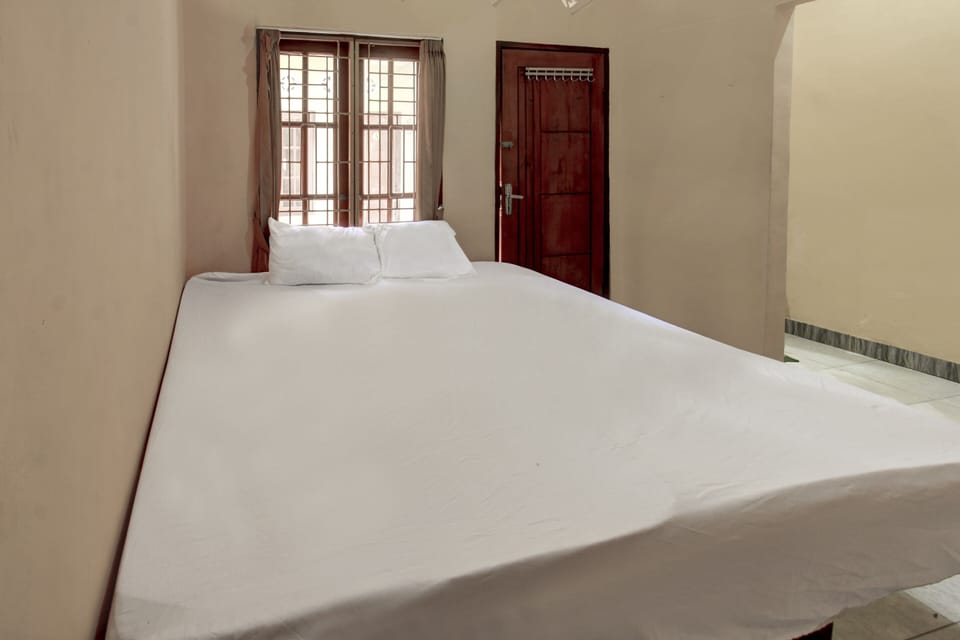 Standard Double Room | Desk, bed sheets