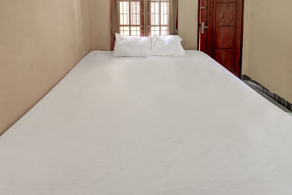 Standard Double Room | Desk, bed sheets