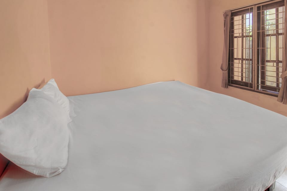 Standard Double Room | Desk, bed sheets