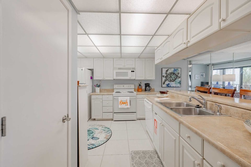 Kitchen w/ dishwasher, pantry, washer / dryer