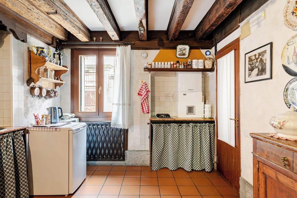 Deluxe Apartment | Private kitchen | Fridge, microwave, stovetop, toaster