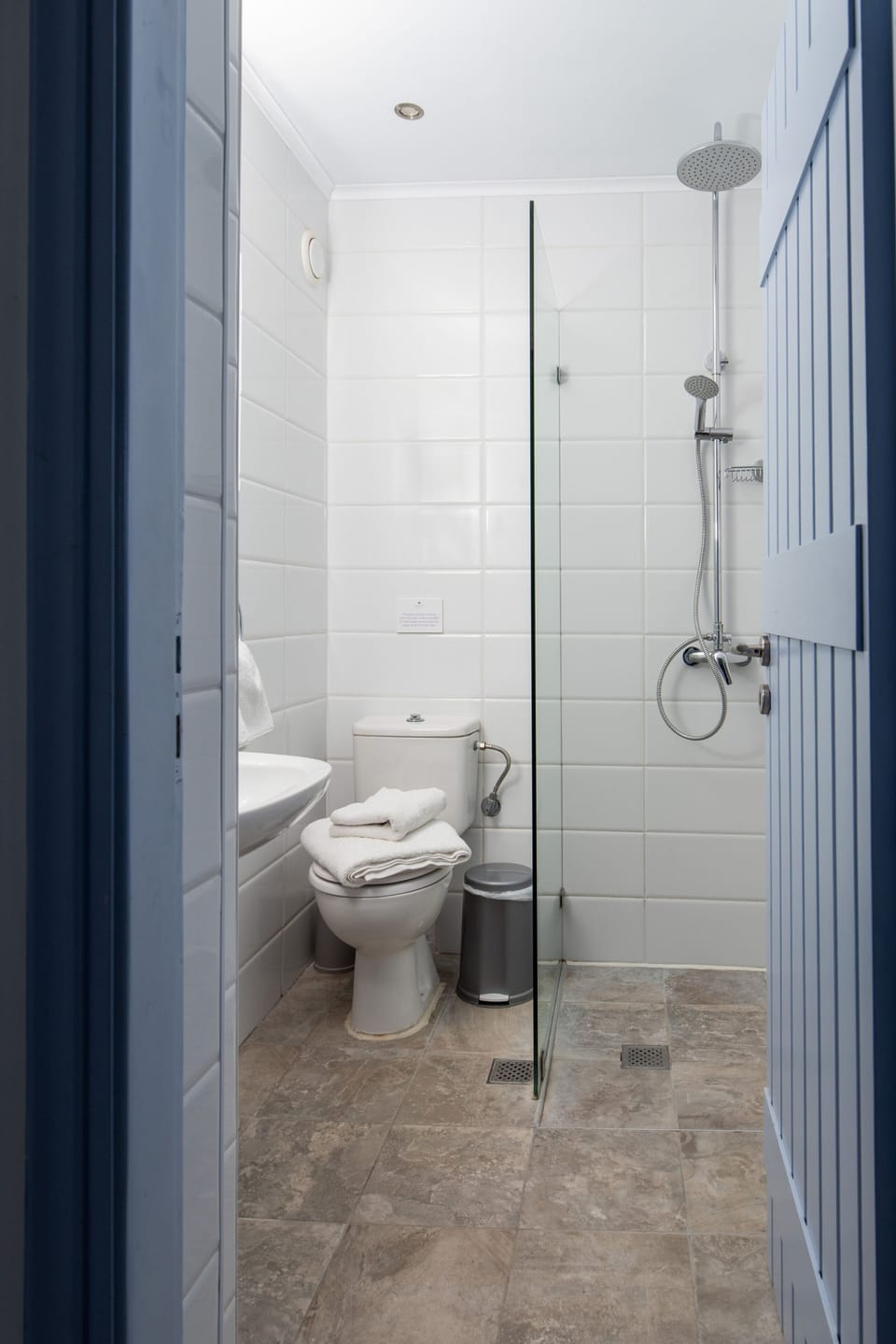 Superior Suite, Sea View, Courtyard Area | Bathroom | Slippers