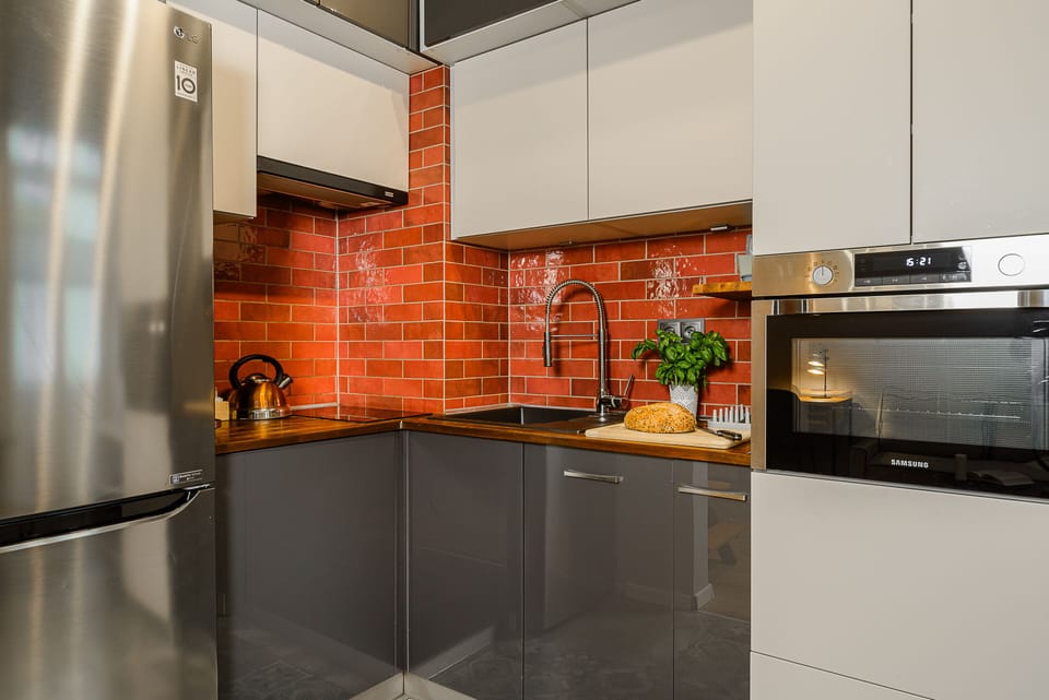 Deluxe Apartment | Private kitchen | Full-size fridge, microwave, oven, stovetop