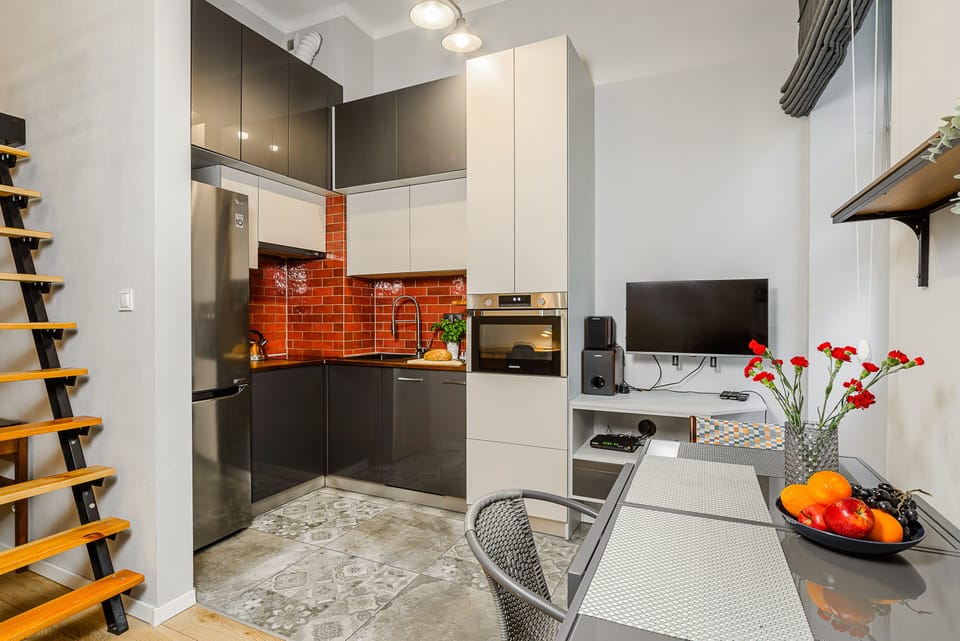 Deluxe Apartment | Private kitchen | Full-size fridge, microwave, oven, stovetop
