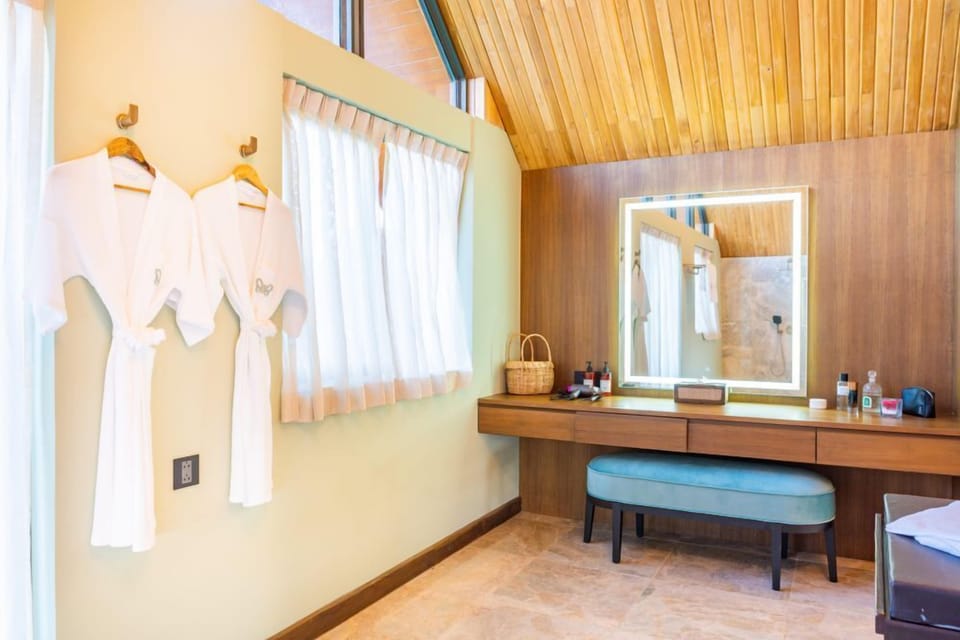 Royal Suite | Bathroom | Separate tub and shower, hair dryer, slippers, towels