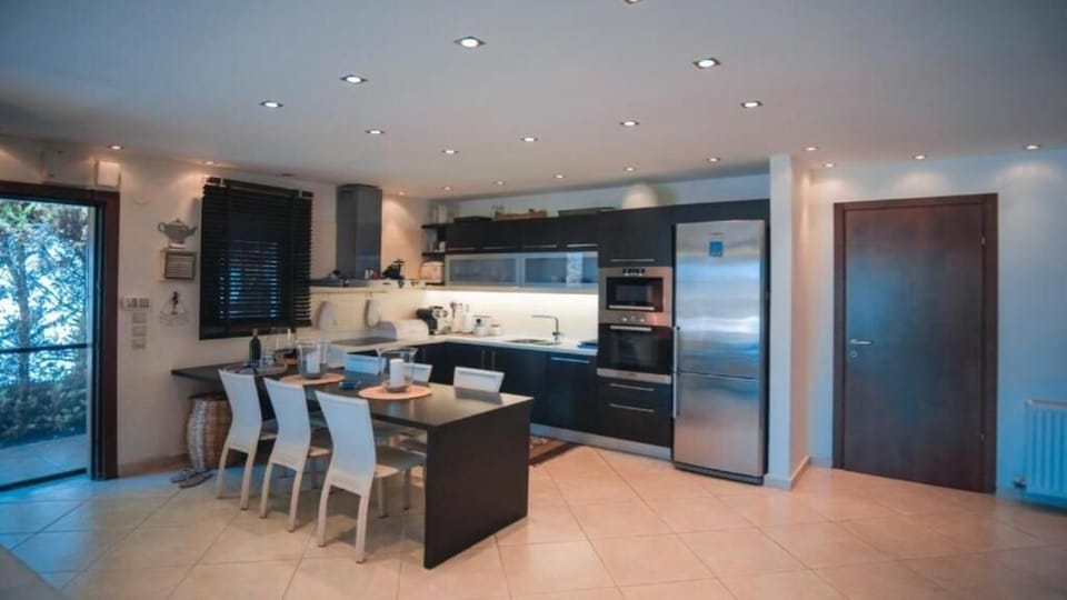 Luxury Villa | Private kitchen | Full-size fridge, oven, stovetop, electric kettle