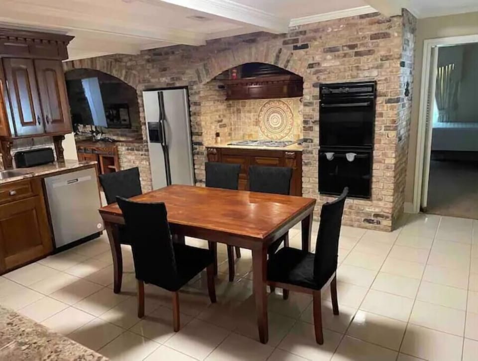 Kitchen with view of Gas stovetop and ovens