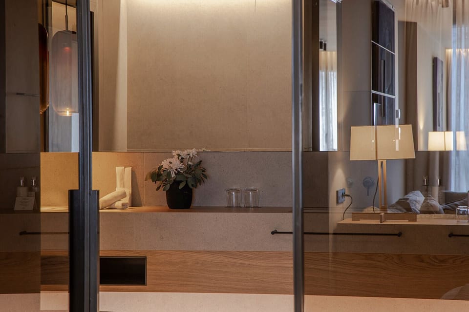 Classic Suite | Hypo-allergenic bedding, free minibar items, in-room safe, soundproofing
