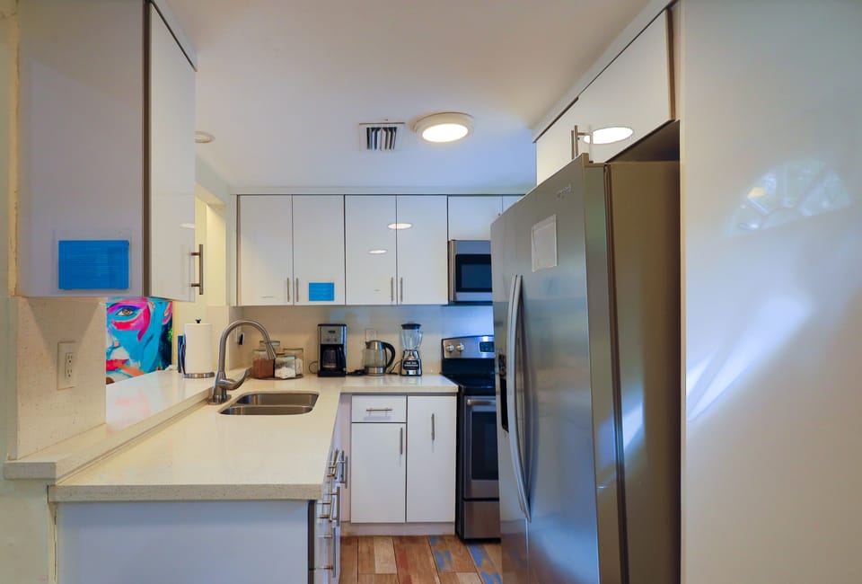 Coffee/tea maker, full-size fridge, microwave, oven