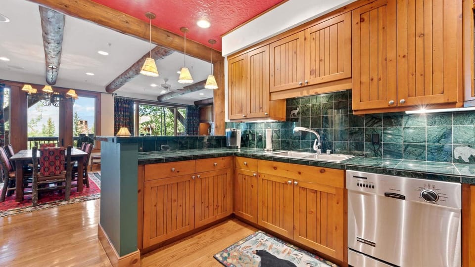 Kitchen, Main Level - With sink and counter space