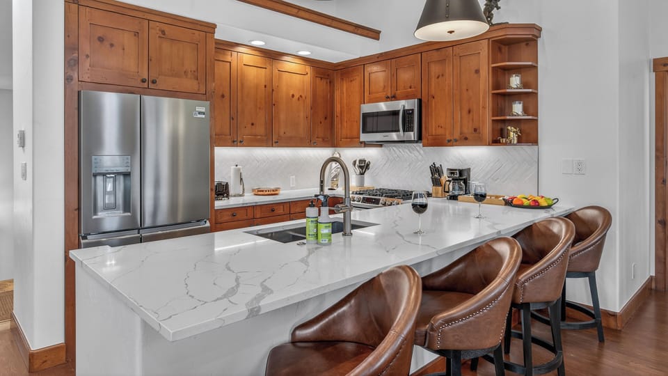 Kitchen, Main Level - Counter with bar seating