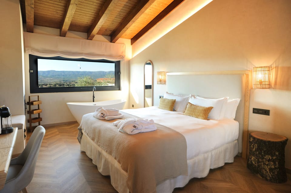 Luxury Room | 1 bedroom, in-room safe, desk, soundproofing