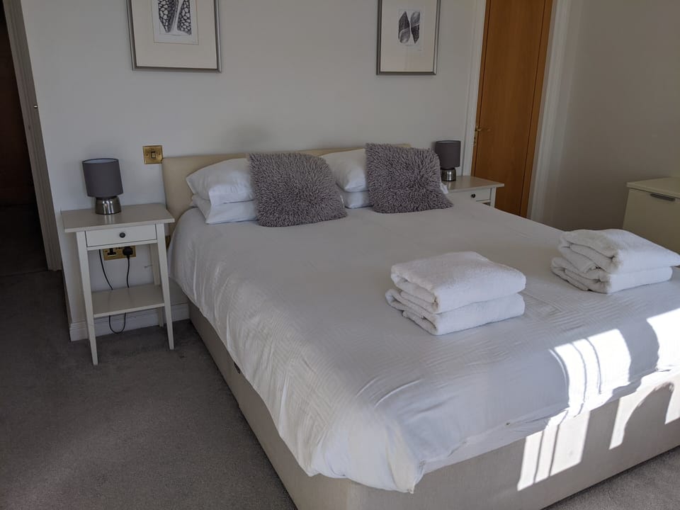 Main bed with ensuite shower. King sixe bed 