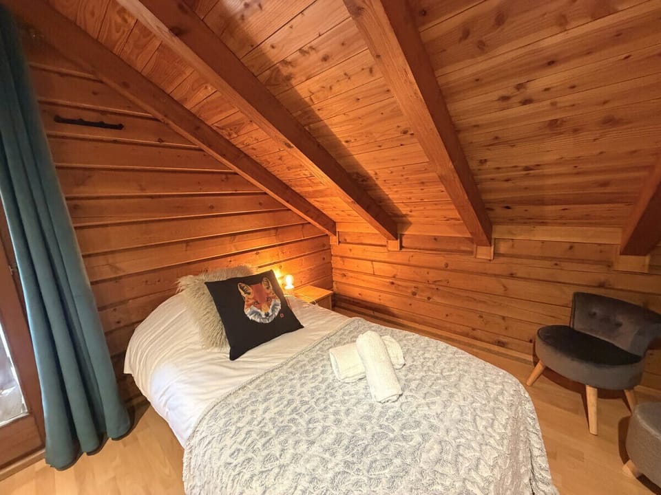 Bedroom with two single beds