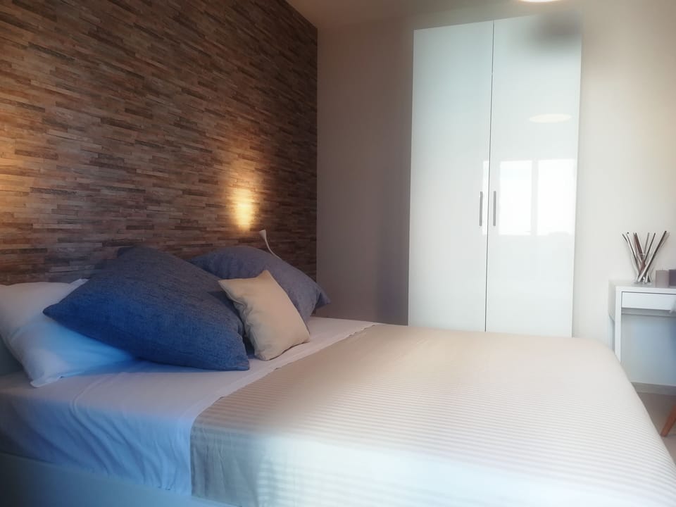 Comfort Apartment, 2 Bedrooms, Accessible, Non Smoking | 2 bedrooms, free minibar items, desk, laptop workspace