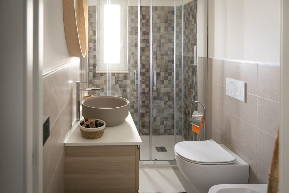 Deluxe Room | Bathroom | Free toiletries, hair dryer, bathrobes, bidet