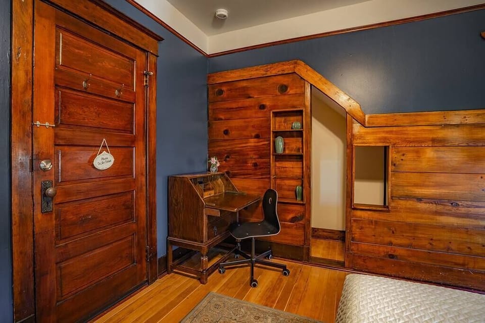 Laptop friendly workspace