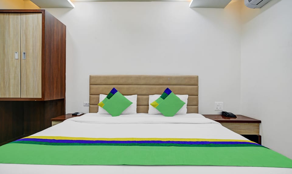 In-room safe, desk, bed sheets