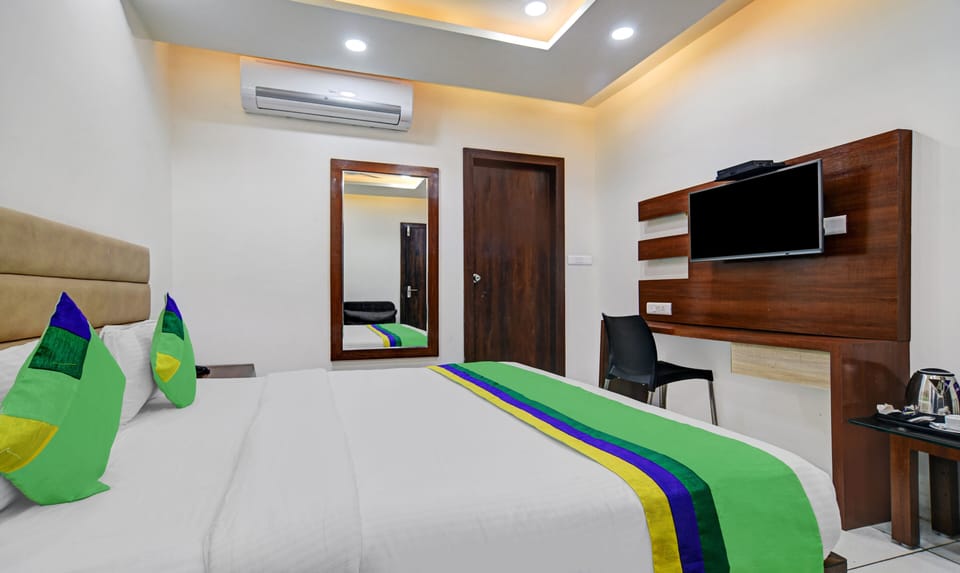 In-room safe, desk, bed sheets