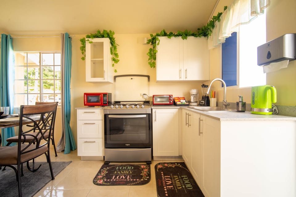 Comfort House | Private kitchen | Full-size fridge, oven, stovetop, cookware/dishes/utensils