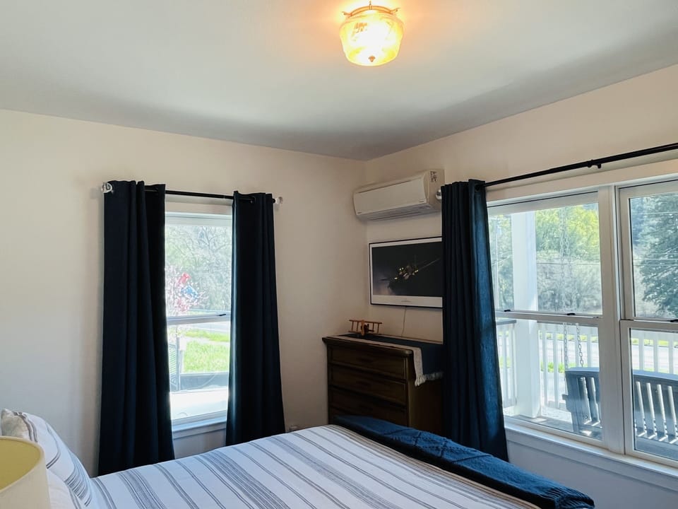 The Travelers room has a queen size bed.