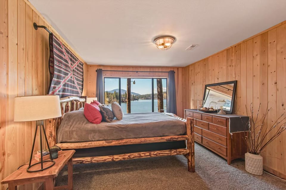 Lakefront bedroom w/attached bathroom -barn door can close for privacy of others
