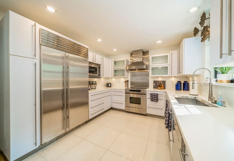 Gleaming kitchen ready for your culinary flairs, with top-notch appliances at your fingertips