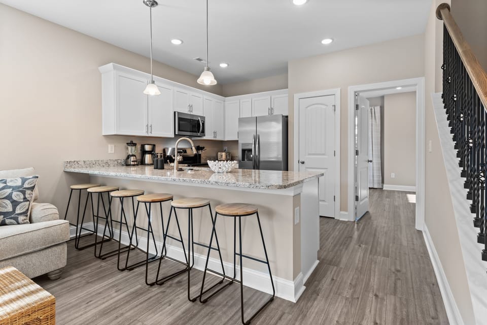 Seatong for 6 at Kitchen Island