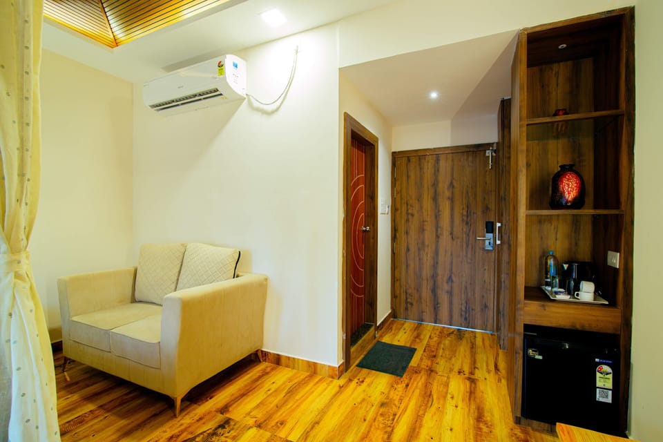 Deluxe Room | Desk, blackout drapes, iron/ironing board, individually furnished