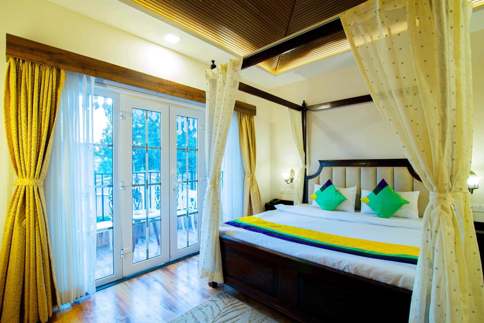 Deluxe Room | Desk, blackout drapes, iron/ironing board, individually furnished