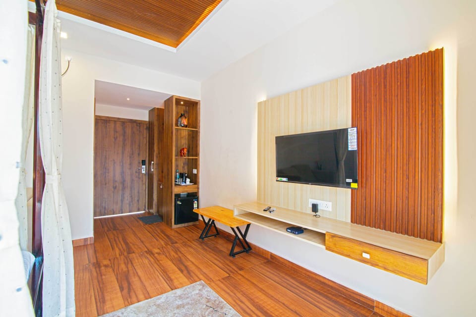 Deluxe Room | Desk, blackout drapes, iron/ironing board, individually furnished