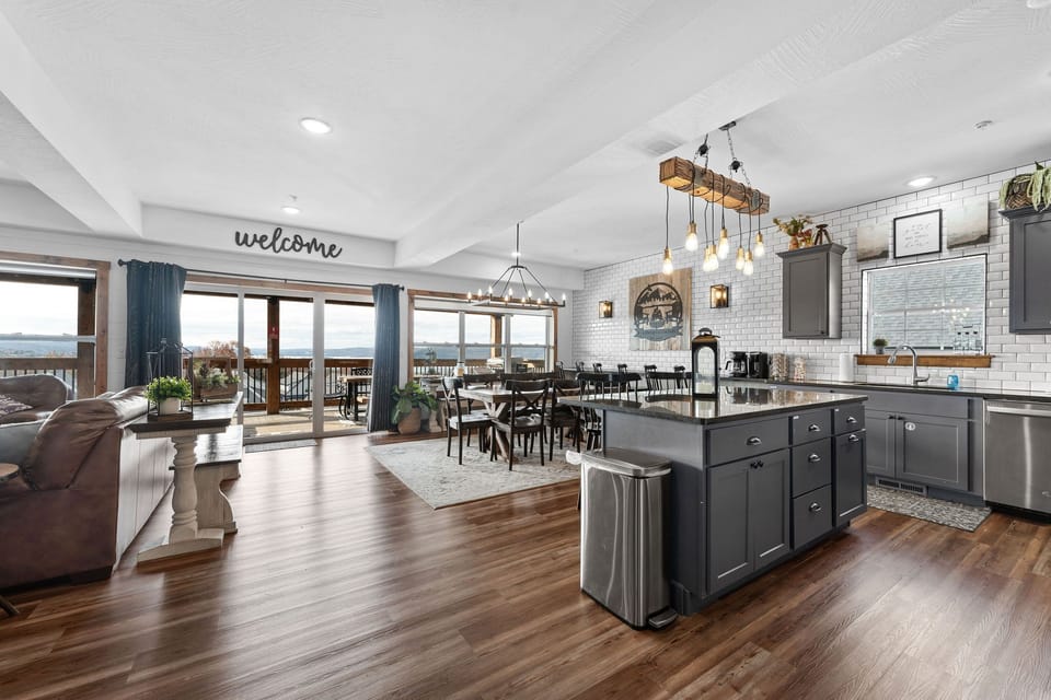 Large Open Floor Plan with Plenty of Seating