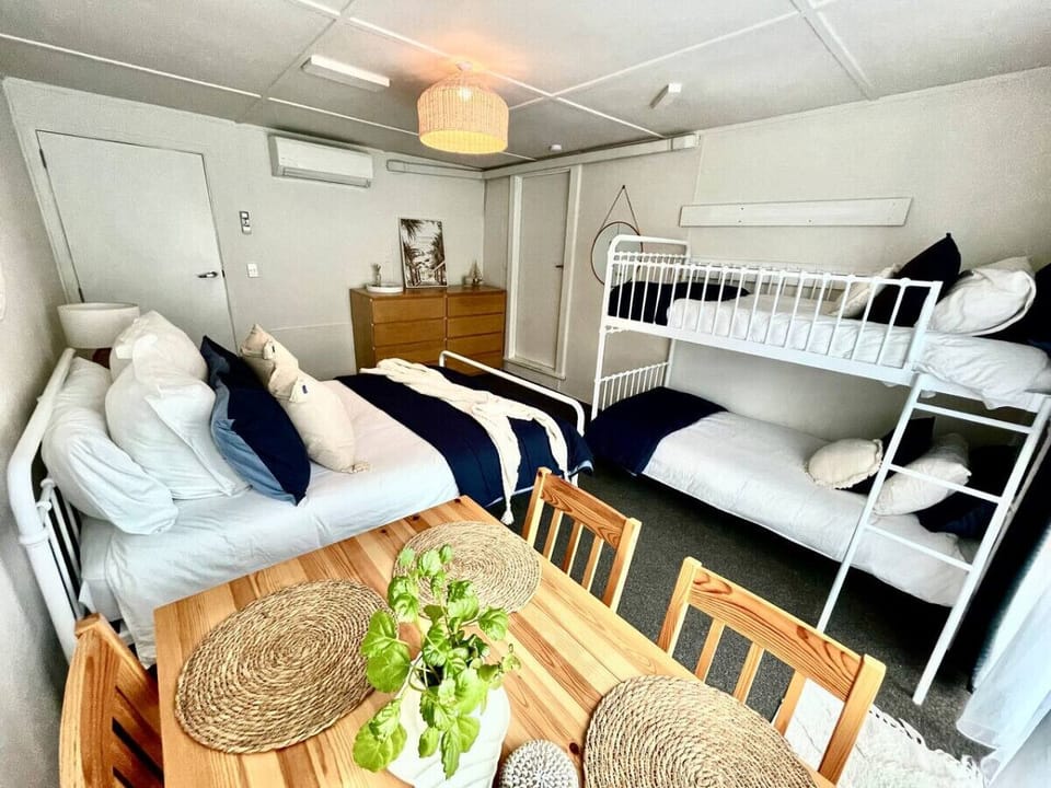 Bedroom 4 - Queen bed + bunks