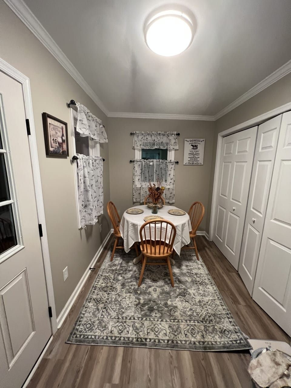 seperate eating area 
