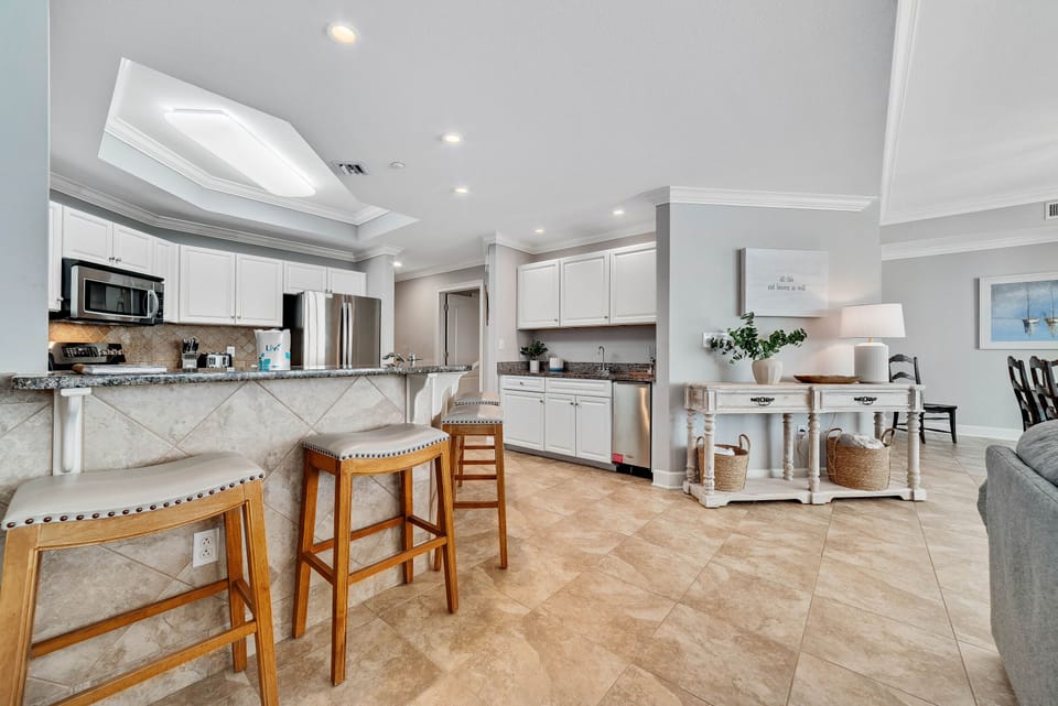 Breakfast bar and kitchen