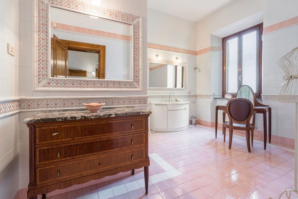 Amenities, Autumn, Bathroom, Room Detail, Spring, Summer