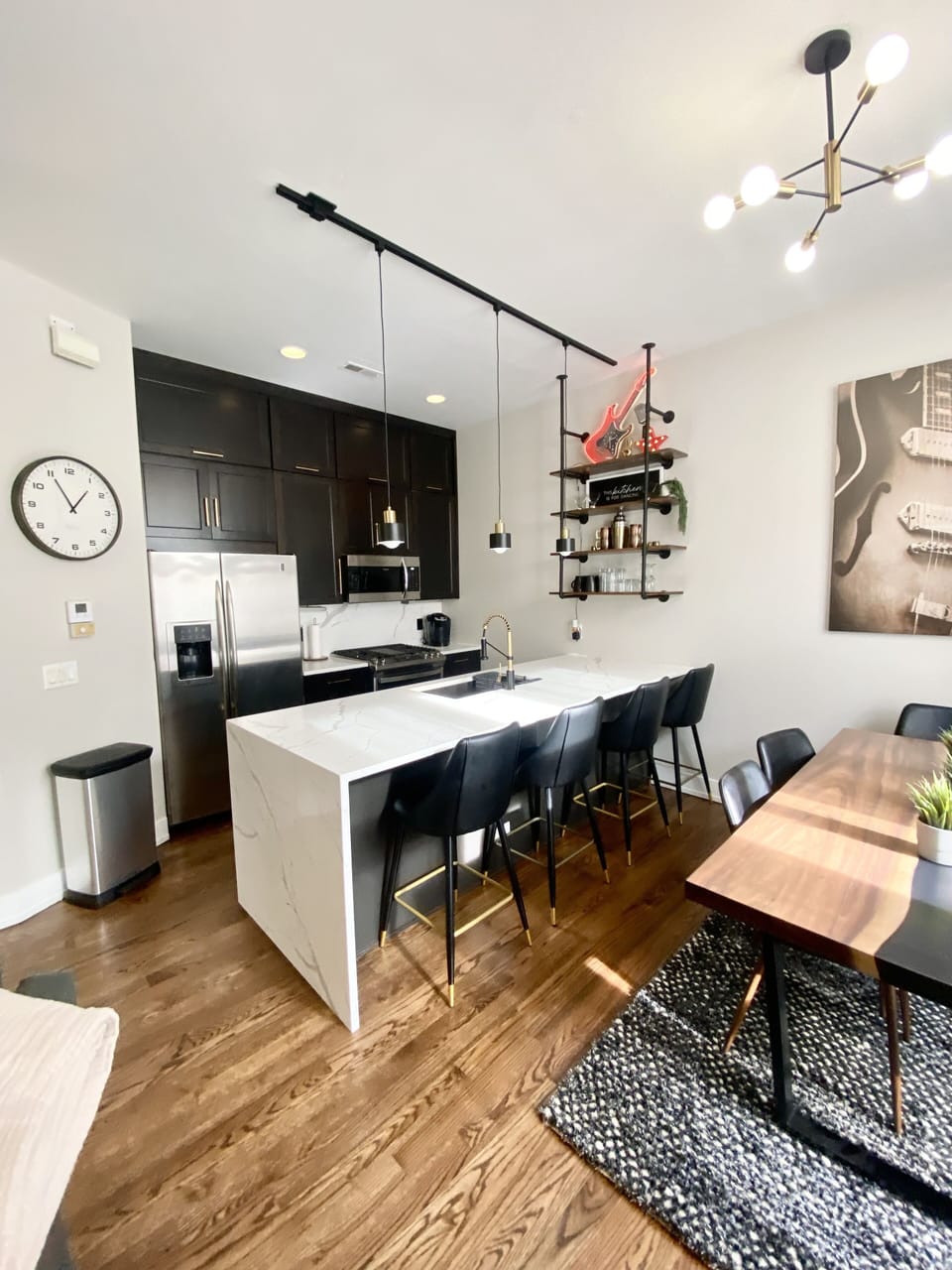Fully stocked kitchen , blender , coffee pot , air fryer Gas Stove