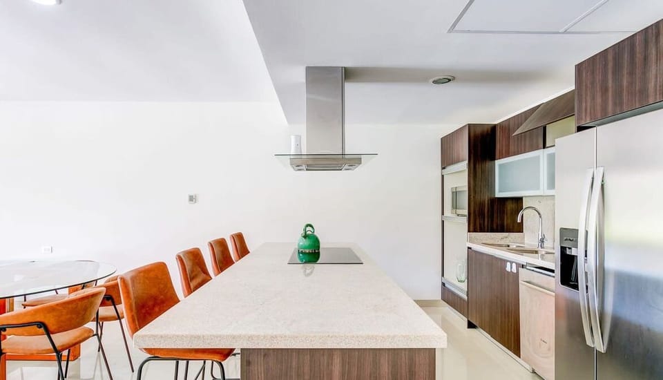 A fabulous breakfast bar for a quick bite, a coffee or a workspace (if needed!)