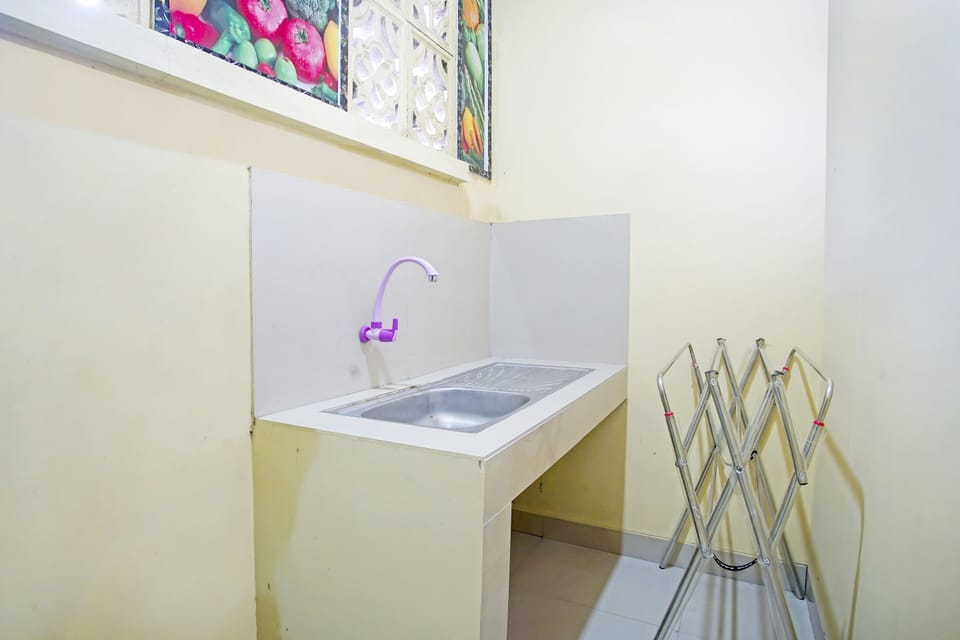 Basic Single Room | Bathroom | Shower, towels, soap