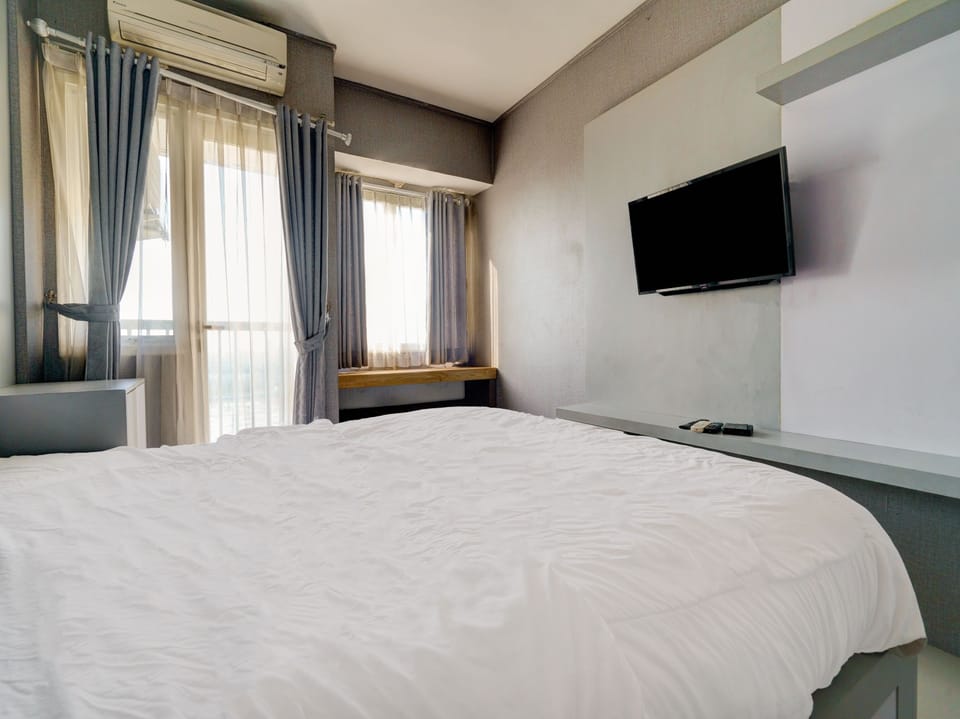 Deluxe Double Room | Laptop workspace, bed sheets