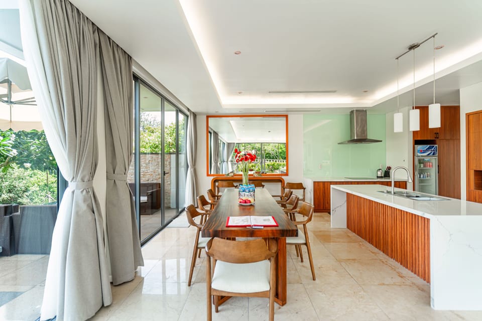 Luxury Villa, 4 Bedrooms, Private Pool, Lakeside | In-room dining