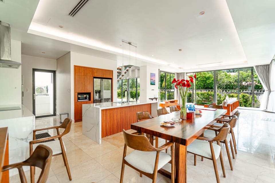 Luxury Villa, 4 Bedrooms, Private Pool, Lakeside | In-room dining